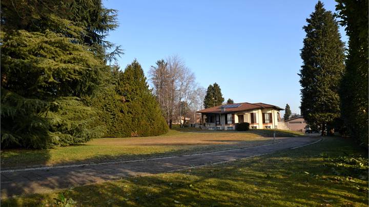 VILLA PADRONALE CON CAPANNONE E TERRENO 10.000MQ
