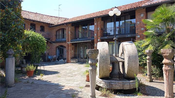 INTERA E CARATTERISTICA CORTE LOMBARDA - LOCATION DI RAPPRESENTANZA/ B&B / RISTORAZIONE