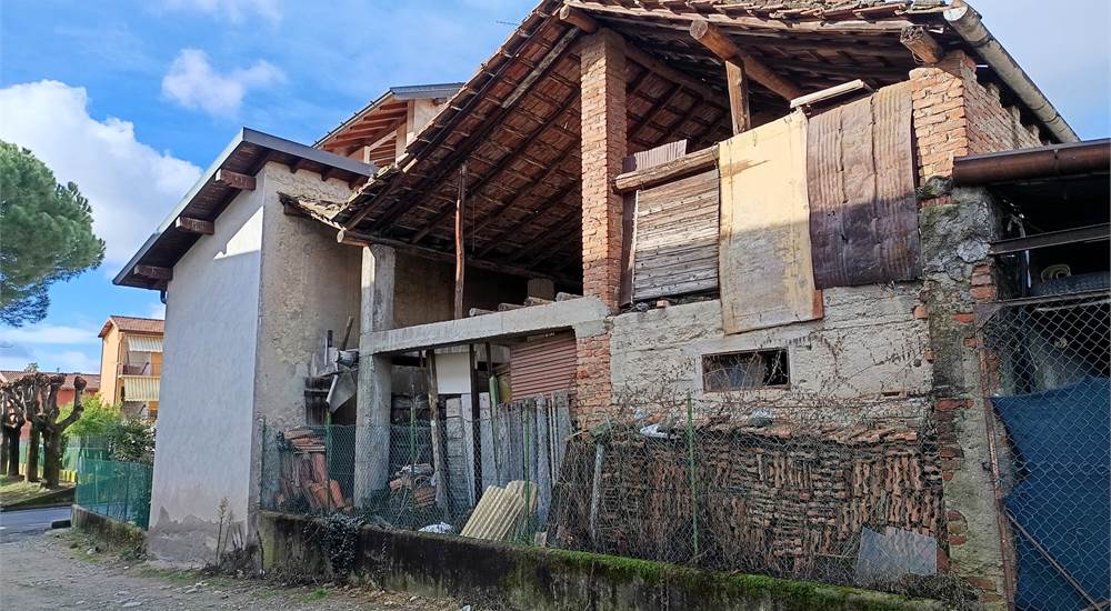 ESTERNO RUSTICO DIETRO CASETTA