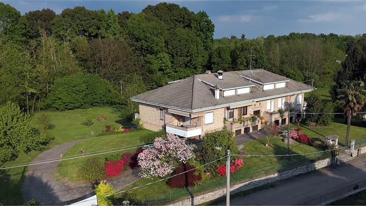 PRESTIGIOSA VILLA BIFAMILIARE IMMERSA NEL VERDE