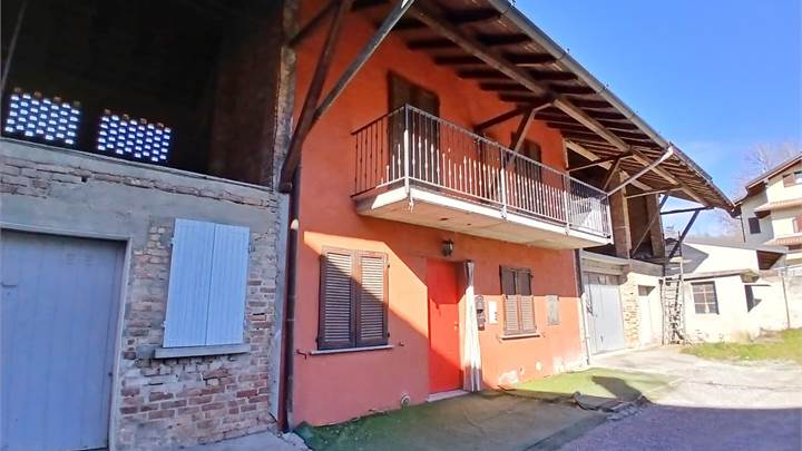 PORZIONE INDIPENDENTE CON GIARDINO E POSTO AUTO